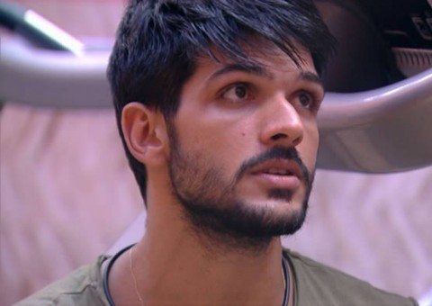 BBB18: Lucas não recebe foto da noiva e fica depressivo