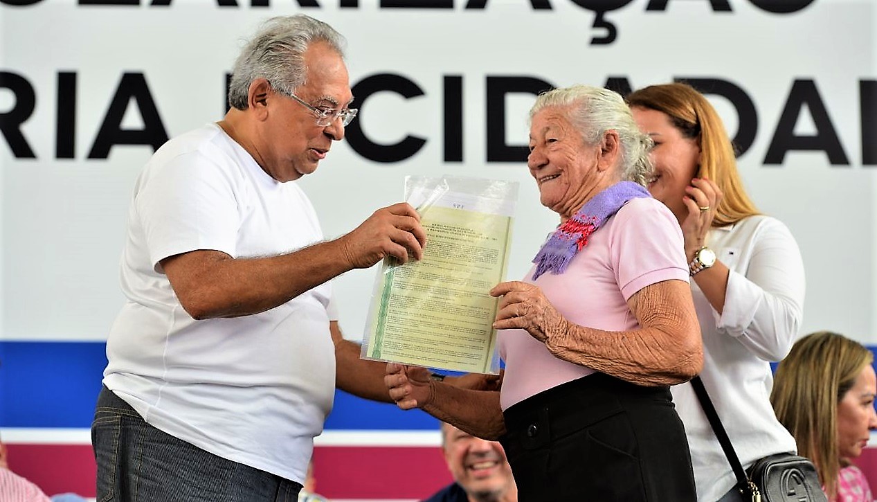 Governador Amazonino entrega mil títulos definitivos neste sábado em Manaus