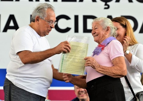 Governador Amazonino entrega mil títulos definitivos neste sábado em Manaus