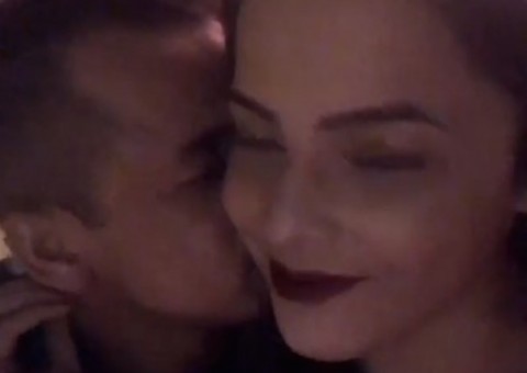 Em Paris, ex-bbb Emilly mostra chamego com namorado