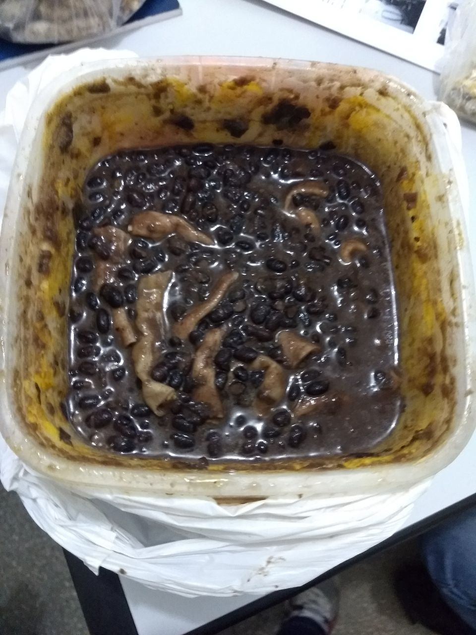 Mãe é presa tentando entrar com maconha escondida em pote de feijão na UPP