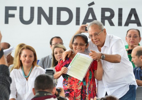 Cerca de quatro mil títulos definitivos de terra são entregues em Manaus
