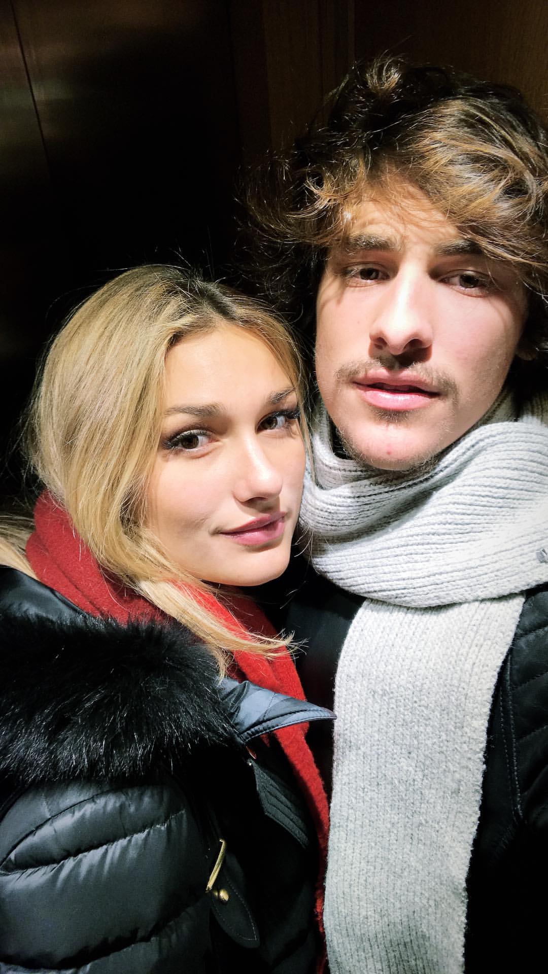 Sasha chega a Paris acompanhada do namorado para festa de Neymar