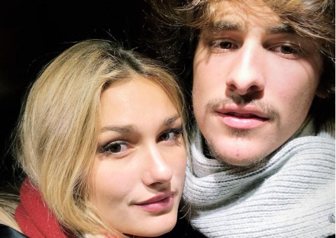 Sasha chega a Paris acompanhada do namorado para festa de Neymar