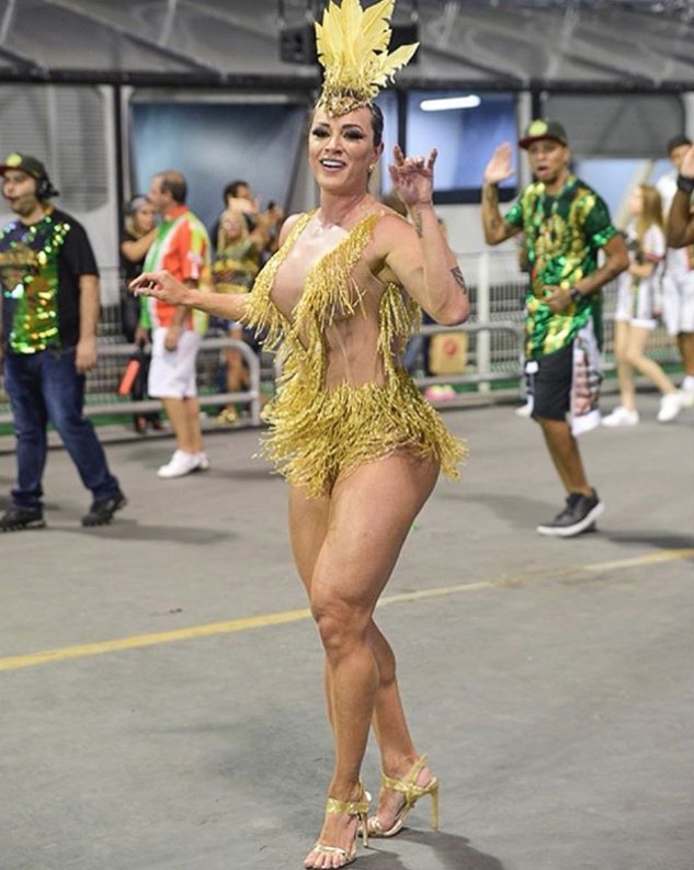 Juju Salimeni posta foto, é chamada de gorda por seguidora e rebate