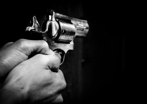 Dupla armada atira em mãe e filha adolescente para exterminar família