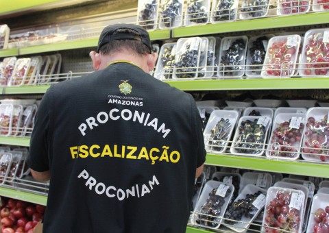 Produtos vencidos e impróprios para consumo são apreendidos em supermercado de Manaus