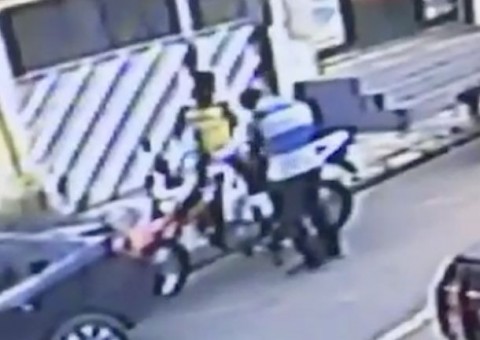 Assaltante compra bolo e rouba motocicleta de cliente de padaria em Manaus