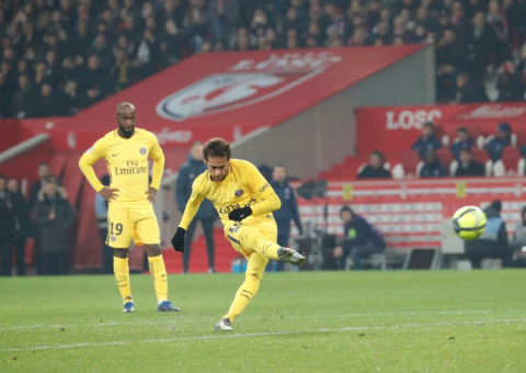 Neymar marca golaço e chega a 350 na carreira em nova vitória do PSG