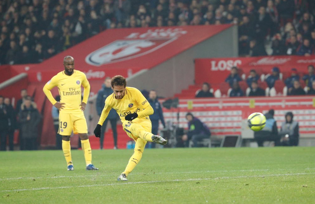 Neymar marca golaço e chega a 350 na carreira em nova vitória do PSG