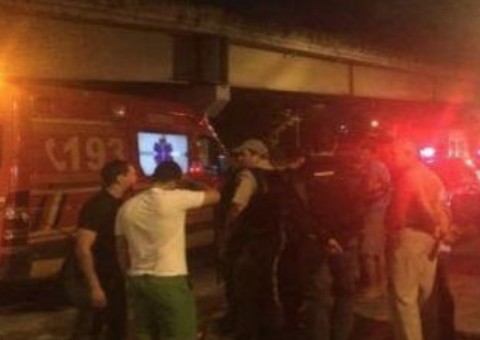 Grupo armado invade ambulância e fuzila paciente com mais de 10 tiros