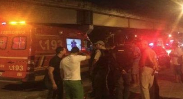 Grupo armado invade ambulância e fuzila paciente com mais de 10 tiros
