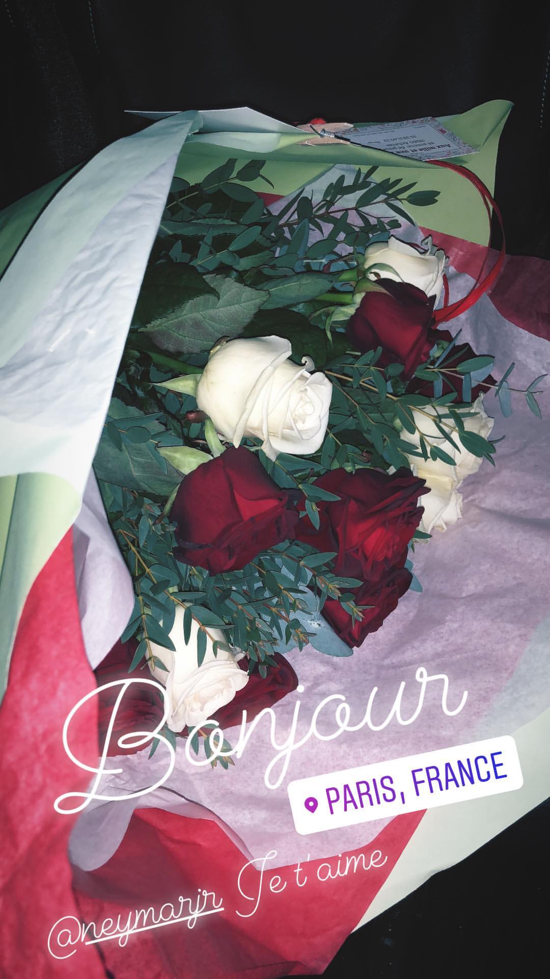 Bruna Marquezine chega em Paris e recebe mimo de Neymar