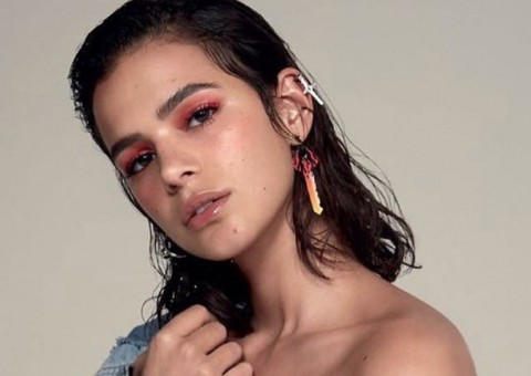 Bruna Marquezine chega em Paris e recebe mimo de Neymar