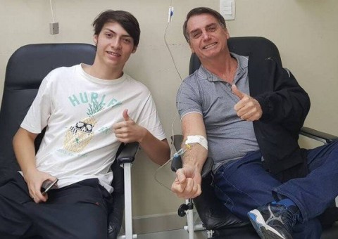 Aos 19 anos, mais um filho de Bolsonaro se aproxima da política