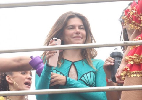  Após terminar com Cauã Reymond, Mariana Goldfarb curte carnaval solteiríssima