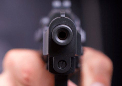 Jovem é alvejado em local inusitado em Manaus