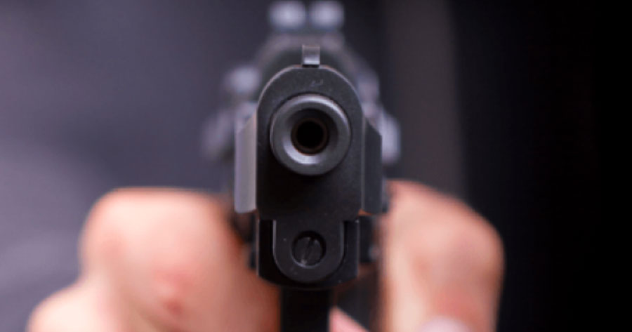 Jovem é alvejado em local inusitado em Manaus