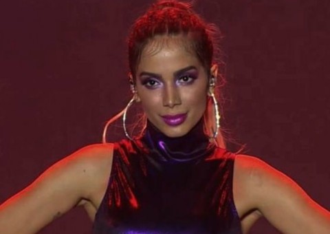 Em foto rara, Anitta posa belíssima ao lado do maridão