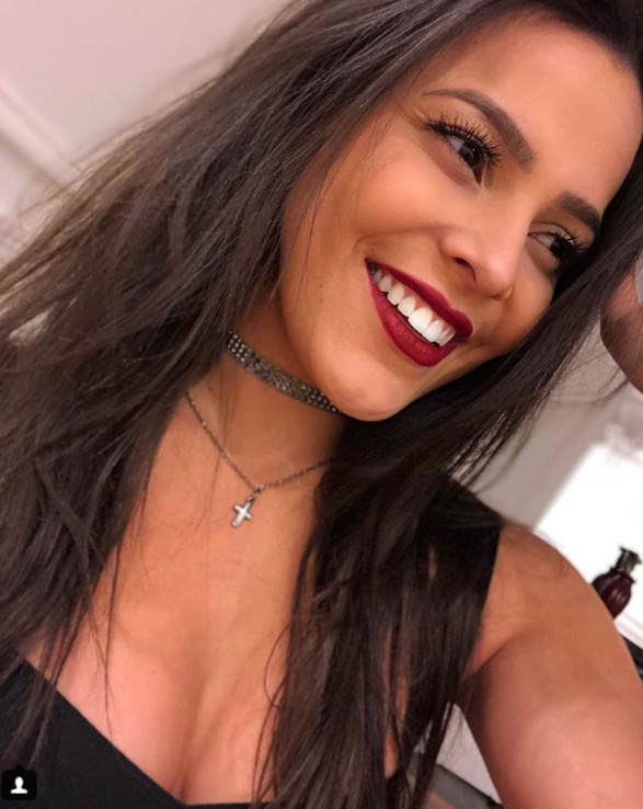   Em Paris, ex-BBB Emilly Araújo curte festinha na casa de Neymar