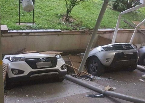 Em bairro de luxo, parte de prédio desaba e esmaga 25 carros