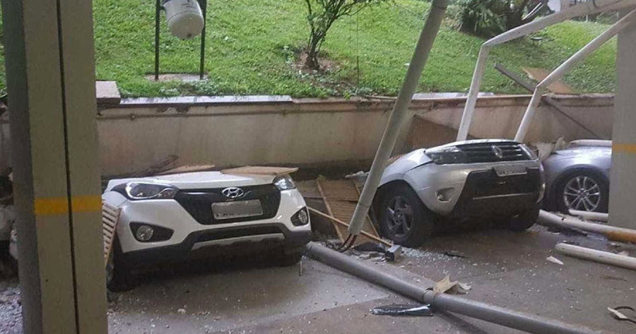 Em bairro de luxo, parte de prédio desaba e esmaga 25 carros
