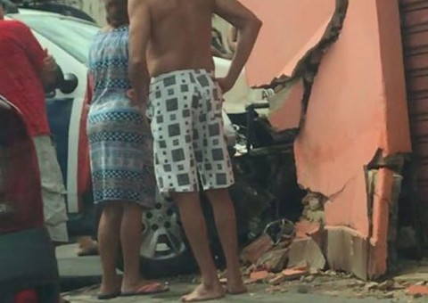 Durante perseguição, viatura da PM perde controle e destrói muro em Manaus