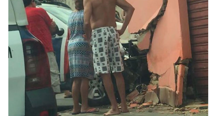 Durante perseguição, viatura da PM perde controle e destrói muro em Manaus