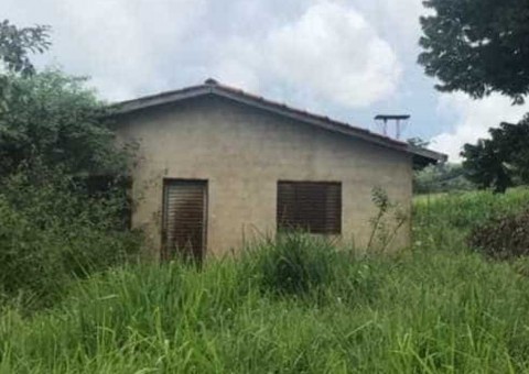 Mulher mata marido com machadada na cabeça e joga corpo em poço