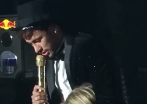 Neymar faz discurso emocionado após receber homenagem do filho em seu aniversário