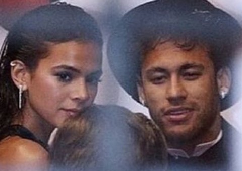 Com decote lacrador, Bruna sensualiza e tasca beijo em Neymar durante aniversário