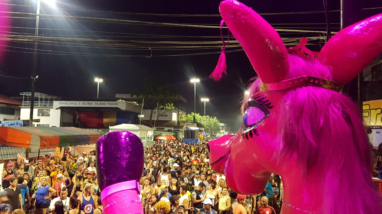 Banda 'Bhaixa da Hégua' anima multidão neste domingo; Veja fotos
