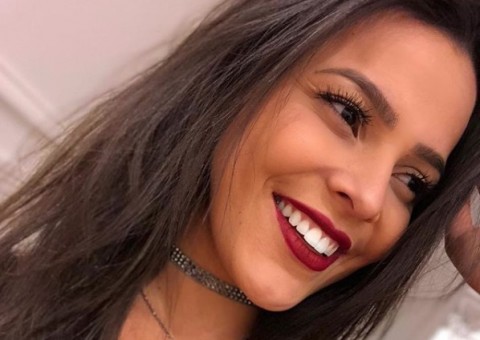 Ex-BBB Emilly posa com pai de Neymar e diz: “Família”