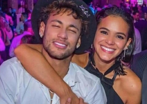 Neymar e Bruna Marquezine se pegam loucamente em festa de aniversário do craque