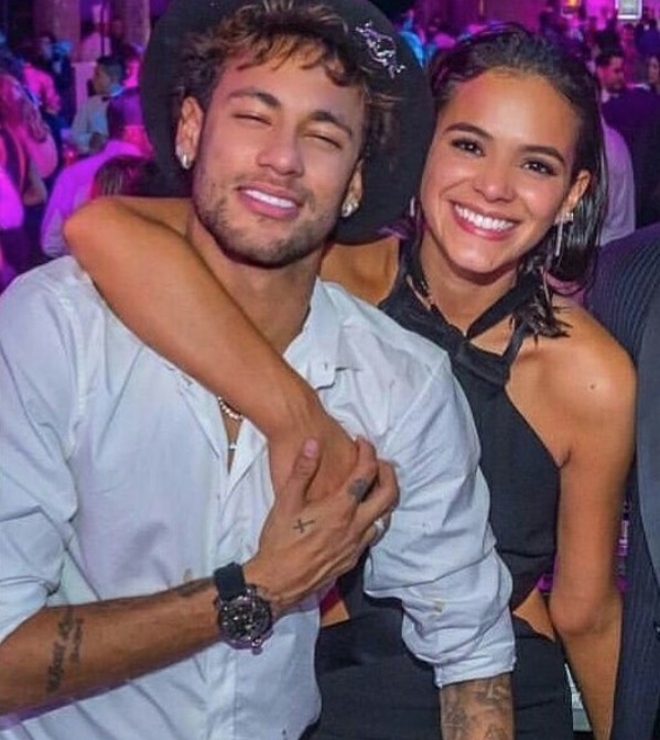 Neymar e Bruna Marquezine se pegam loucamente em festa de aniversário do craque