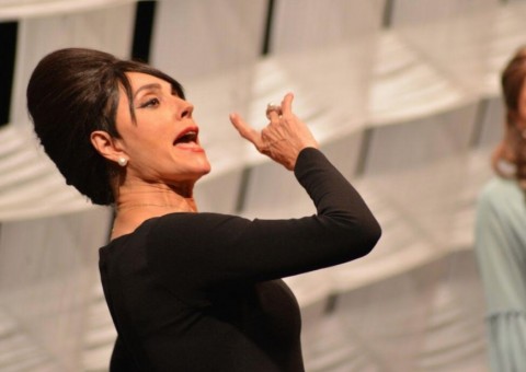 Christiane Torloni é homenageada no palco do Teatro Amazonas