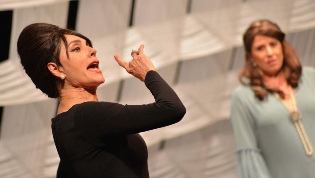 Christiane Torloni é homenageada no palco do Teatro Amazonas