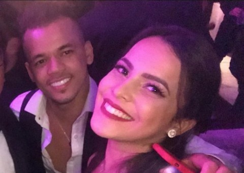 Namorado de ex-bbb Emilly posta vídeo de beijo picante em festa 