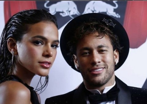 Com fenda ao limite, Bruna Marquezine rebola até o chão em festa de Neymar