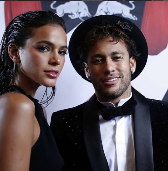 Com fenda ao limite, Bruna Marquezine rebola até o chão em festa de Neymar