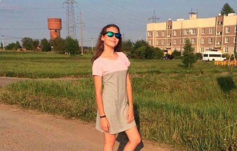 Adolescente morre eletrocutada no banheiro após celular cair na água