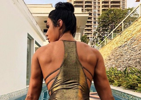 Gracyanne Barbosa dá zoom em bumbum avassalador de fio dental