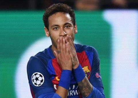 Foto de Neymar vibrando com a camisa do Flamengo cai na web e viraliza