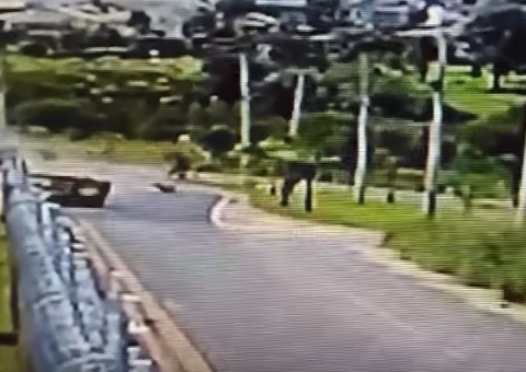 Criança e homem são arremessados para fora de carro durante capotamento