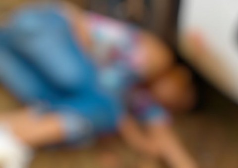 Moradores ouvem tiroteio na madrugada e encontram mulher morta em poça de sangue