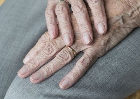 Bêbado espanca pai idoso até a morte após briga por carro