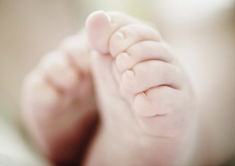 Menina de 11 anos sente dores no estômago e descobre que está dando à luz