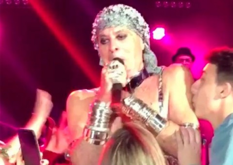 Vídeo mostra Ney Matogrosso dando bronca em fã durante show