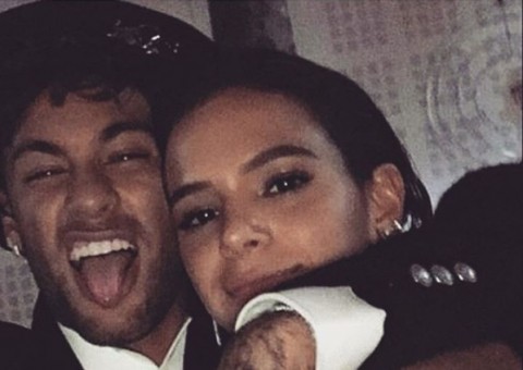 Bruna Marquezine passeia por Paris com camisa enaltecendo Neymar