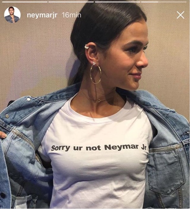Bruna Marquezine passeia por Paris com camisa enaltecendo Neymar